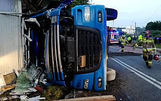 Wypadek ciężarówki przewożącej legary mostu. Pojazd uderzył w budynek gospodarczy